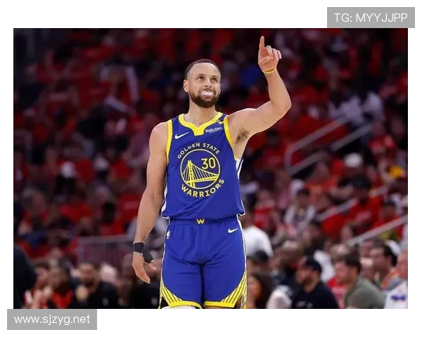 库里无球跑动拉开空间，三分效率领跑联盟